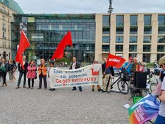 Bild der Kundgebung mit einem Transparent: Tous ensemble: Alle gemeinsam gegen Rentenklau