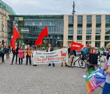 Bild der Kundgebung mit einem Transparent: Tous ensemble: Alle gemeinsam gegen Rentenklau