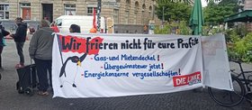 Foto von unserem Banner "Wir frieren nicht für eure Profite" mit einem wütenden Pinguin