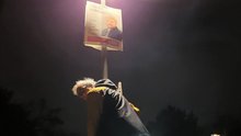 Mitglieder der LINKEN. Neukölln hängen Wahlplakate an die Laternen