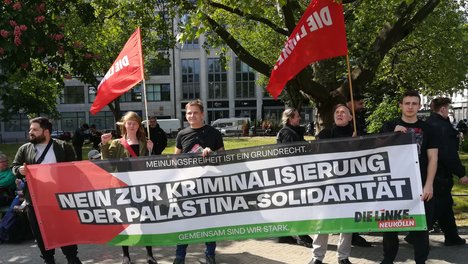 Mitglieder der LINKEN. Neukölln halten ein Transparent mit der Aufschrift "Nein zur Kriminalisierung der Palästina-Solidarität"