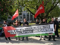 Mitglieder der LINKEN. Neukölln halten ein Transparent mit der Aufschrift "Nein zur Kriminalisierung der Palästina-Solidarität"