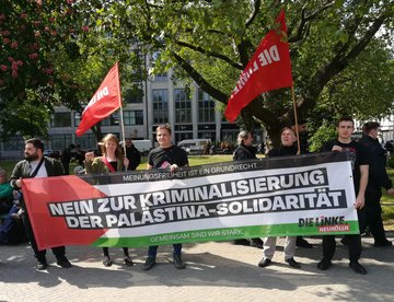 Mitglieder der LINKEN. Neukölln halten ein Transparent mit der Aufschrift "Nein zur Kriminalisierung der Palästina-Solidarität"